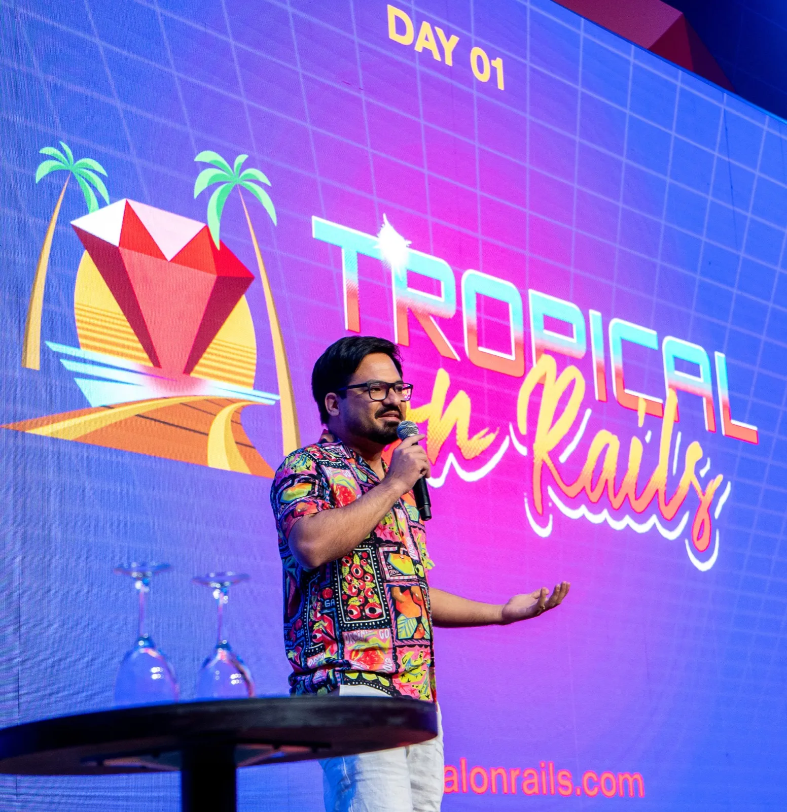 Apresentação no telão do Tropical on Rails 2025