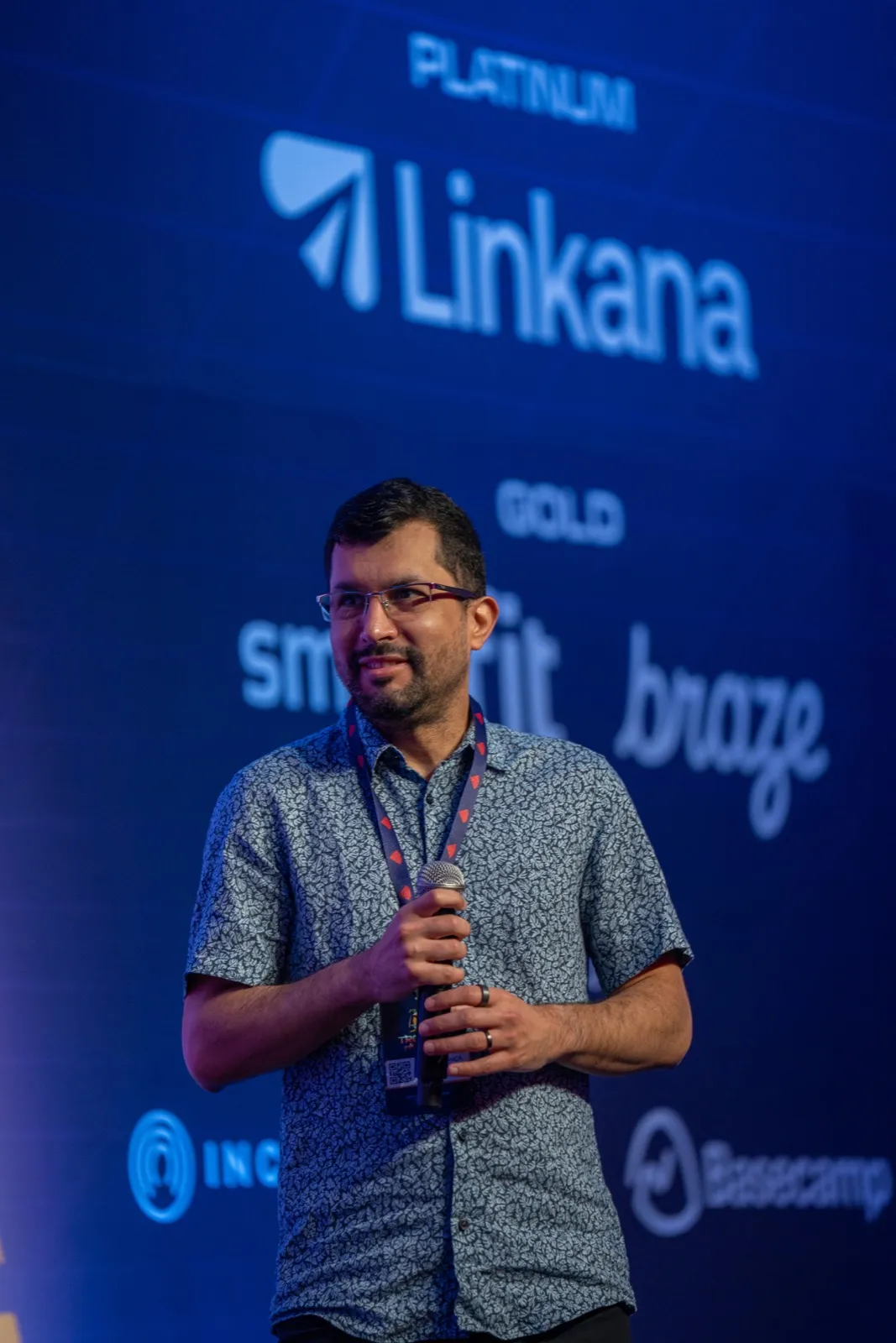 Palestrante interagindo com o público no Tropical on Rails 2025